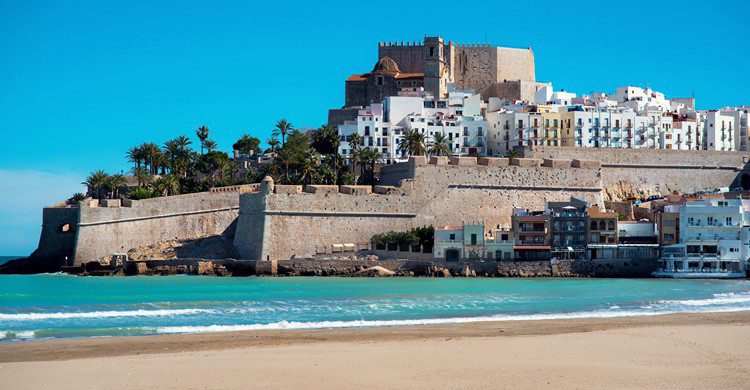 Castillo y playa de Peñíscola. Amoklv (iStock)
