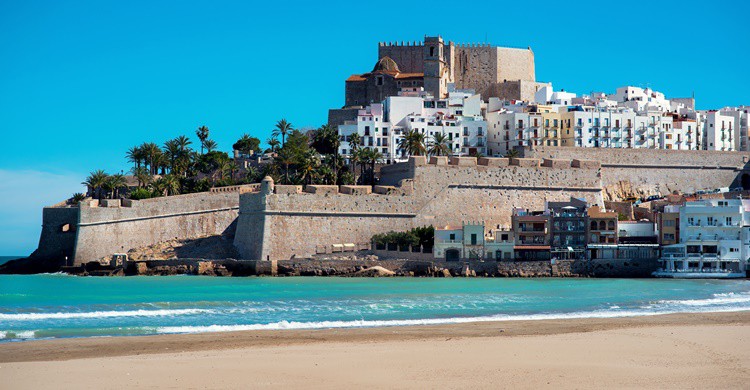 Castillo y playa de Peñíscola. Amoklv (iStock)
