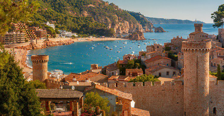 Playa en Tossa de Mar, en Cataluña. KavalenkavaVolha (iStock)