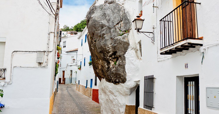 Calle y casa en una roca de Ubrique. Mmeee (iStock)