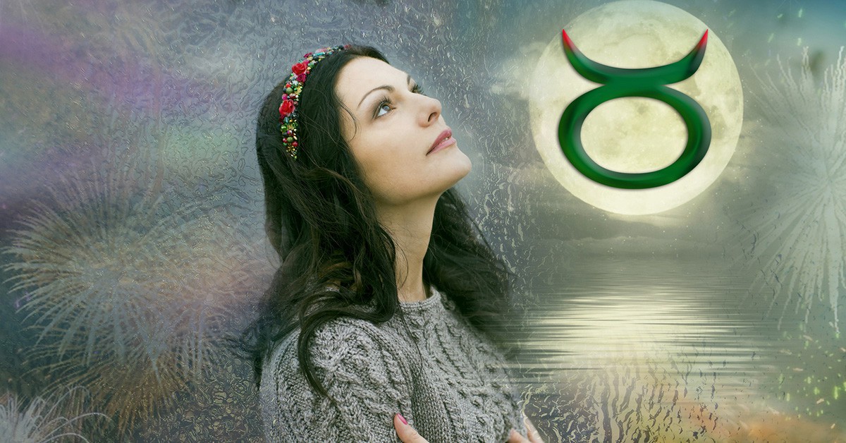 Una mujer mira hacia el símbolo de su signo Taura