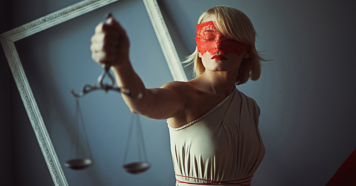 Una mujer vendada sujeta una balanza