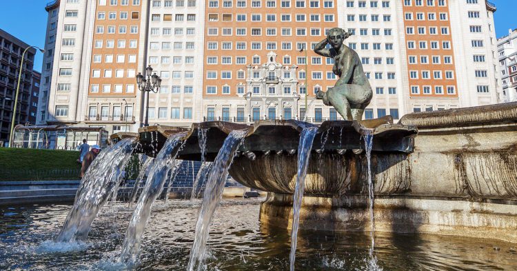 Imagen de un detalle de una de las fuentes de Plaza de España. 
