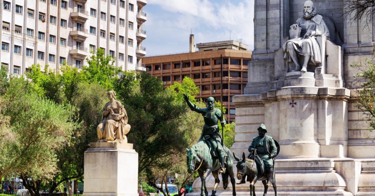 Imagen de la estatua de Cervantes en Plaza de España de Madrid. 