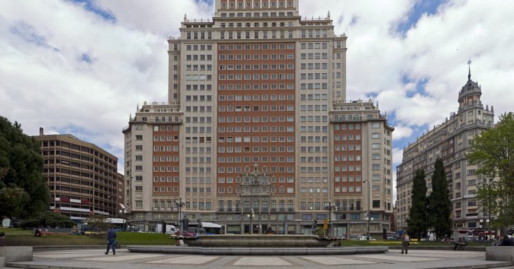 Imagen de la Plaza de España y del edificio España al fondo. 