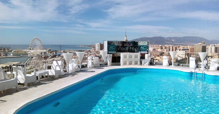 Piscina soleada (AC Hotel Málaga Palacio, Facebook)