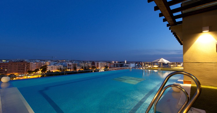 Piscina de noche (Web de Hotels Center)