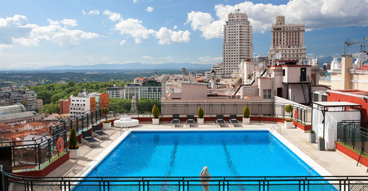 La gran piscina del hotel (Web del hotel Emperador)