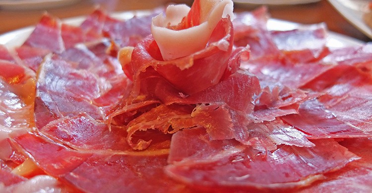 Un plato lleno de jamón cortado en tiras