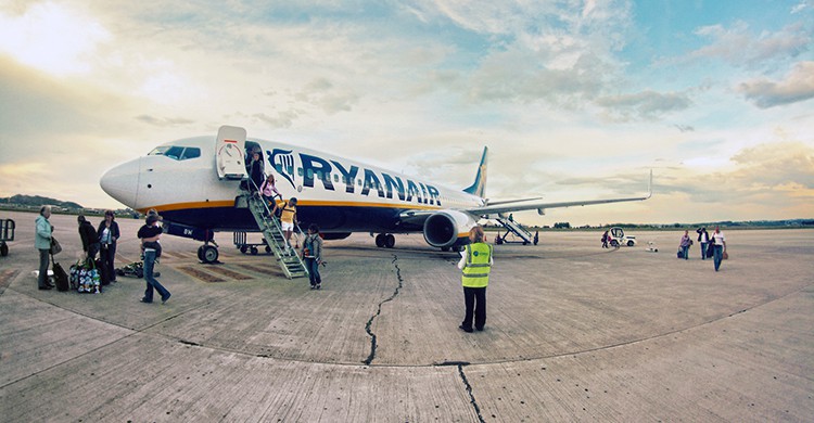 Un avión de Ryanair en la pista del aeropuerto