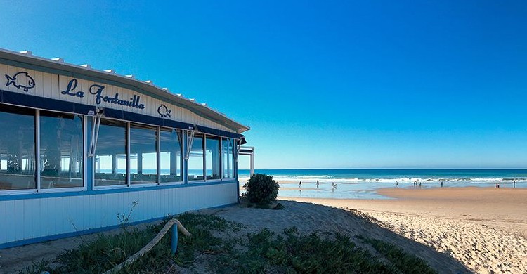 Restaurante y playa (Restaurante La Fontanilla, Facebook)
