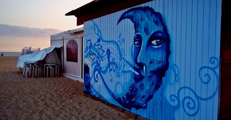 Caseta pintada (Chiringuito La Luna, Facebook)