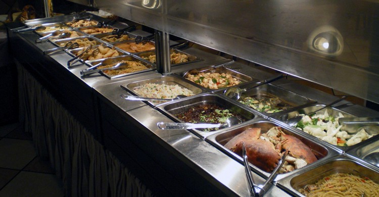 Expositores del buffet oriental (Sigland, Facebook)