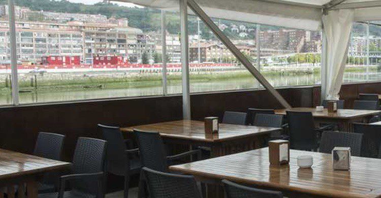 Terraza de El Astillero junto a la ría de Bilbao. (http://www.astilleroeuskalduna.com/index.php/es/)