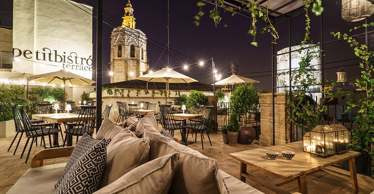 Terraza del Petit Bistró con el Miguelete de fondo. (http://petitbistro.es/terrace/)