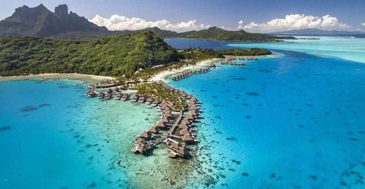 Imagen aérea del complejo hotelero de Bora Bora (http://conradhotels3.hilton.com/en/hotels/french-polynesia/conrad-bora-bora-nui-PPTBNCI/index.html)