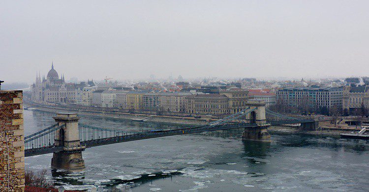 Puente sobre el Danubio en Budapest. Dimitris Kamaras (Flickr)