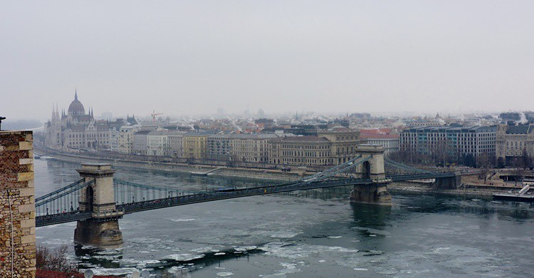 Puente sobre el Danubio en Budapest. Dimitris Kamaras (Flickr)