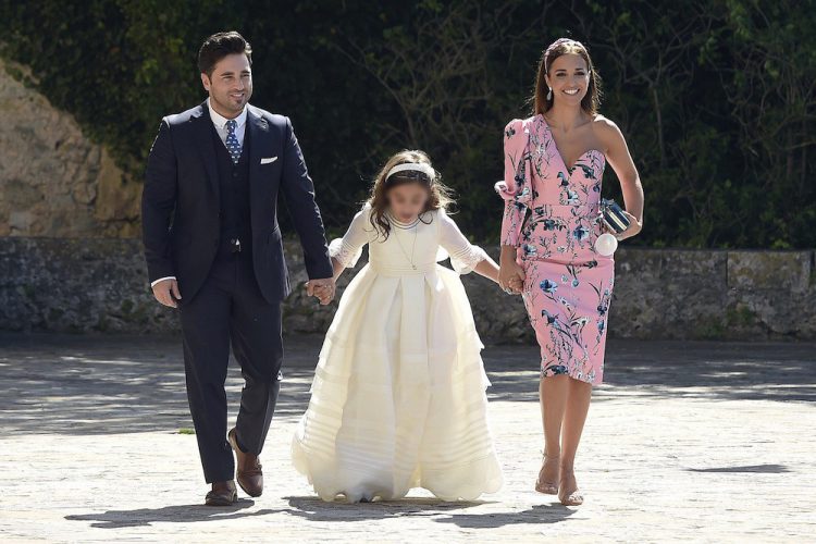 La familia acercándose a la Iglesia para celebrar la comunión (GTres)