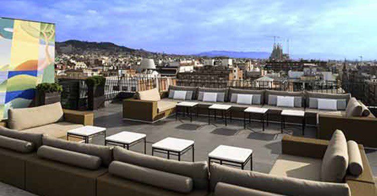 Terraza Dolce Vitae con sus vistas de Barcelona. (https://www.hotelmajestic.es/es/bar-coctel-terraza-la-dolce-vitae-hotel-5-estrellas-paseo-de-gracia-barcelona)