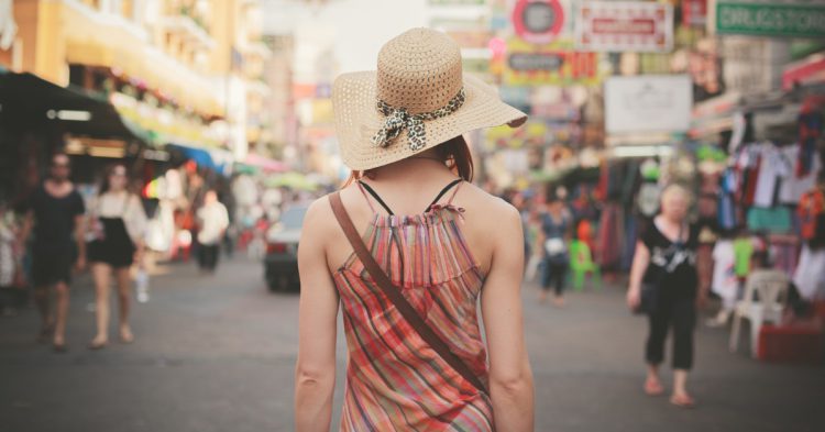 Turista caminando por el barrio Khao San Bangkok, Tailandia (IStock)