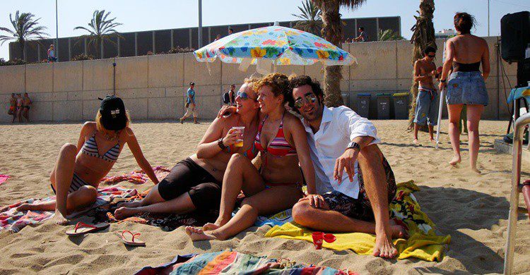 Amigos en la playa de Mar Bella. Adrià García (Flickr)