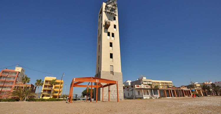 Faro-radar en la playa de Nules. Verner187 (Flickr)