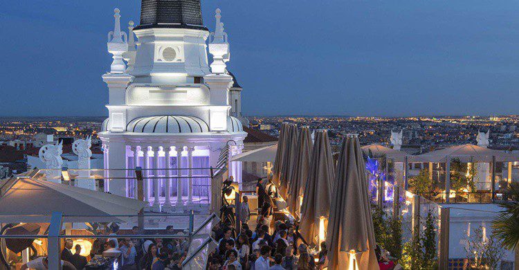 Aspecto de la terraza del hotel ME Madrid Reina Victoria. (https://www.melia.com/es/hoteles/espana/madrid/me-madrid-reina-victoria/the-roof.html)