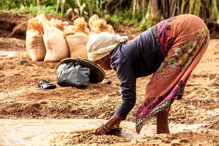 Mujer en Madagascar lavando un plato (Pixabay)