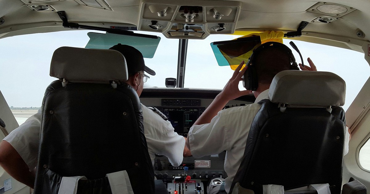 Dos pilotos en una cabina