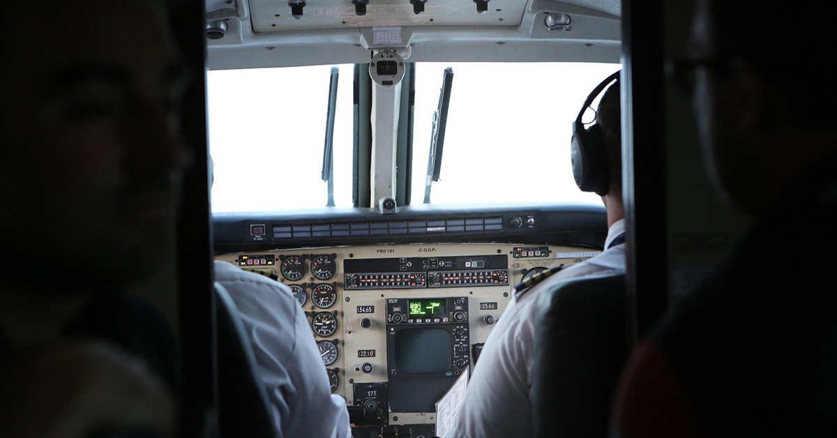 Dos pilotos en una cabina