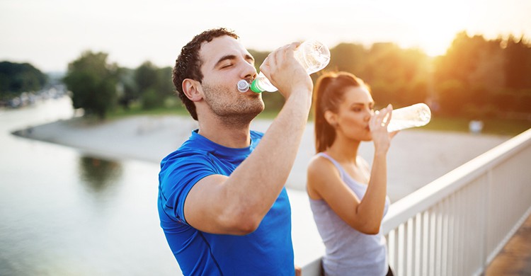 Un hombre y una mujer beben agua