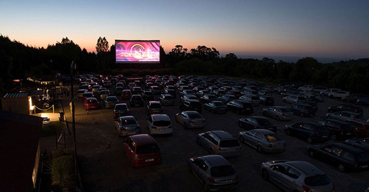 Vista del cine de verano (Web del Autocine Gijón)