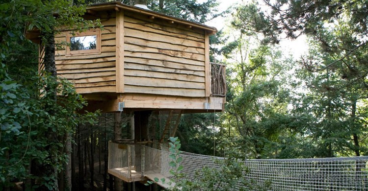 Acceso a una de las cabañas (Cabañas en los árboles - Cabanes als arbres, Facebook)