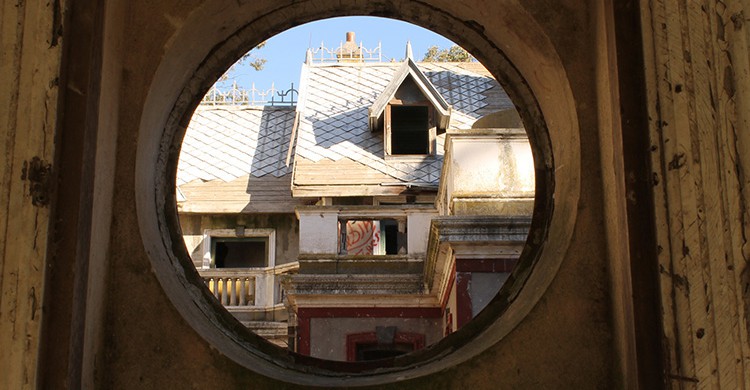 Vistas del Castillo de Egaña desde una ventana redonda
