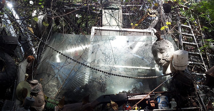 Cathedral of Junk (Aleksandr Zykov, Foter)