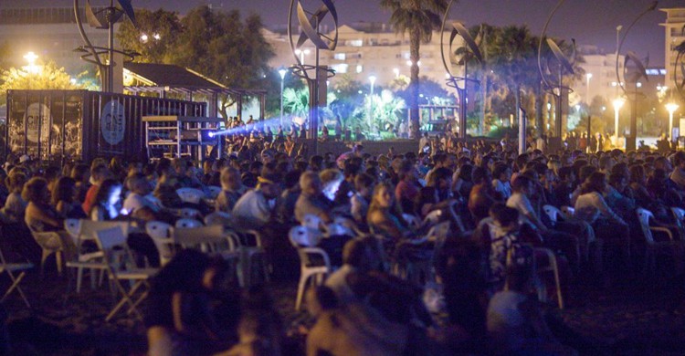 Cine abierto en la playa (Festival de Málaga, Facebook)