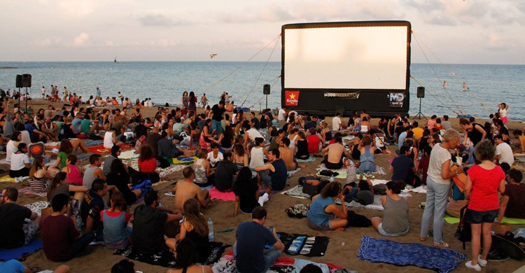 En la arena (Cinema Lliure a la Platja, Facebook)