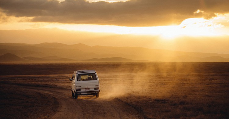 Una van recorre una carretera en el medio de la nada