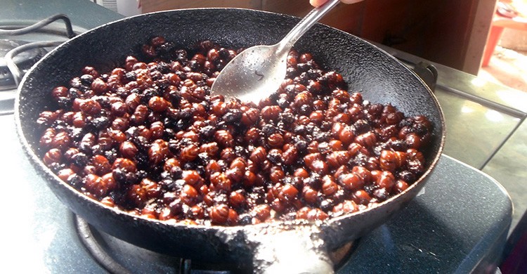 Una sartén llena de hormigas culonas