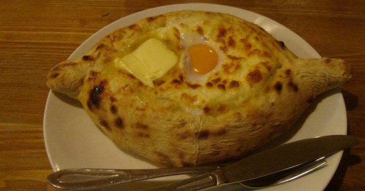 El típico plato georgiano Khachapuri (Fuente: Stefan Krasowski / Flickr)