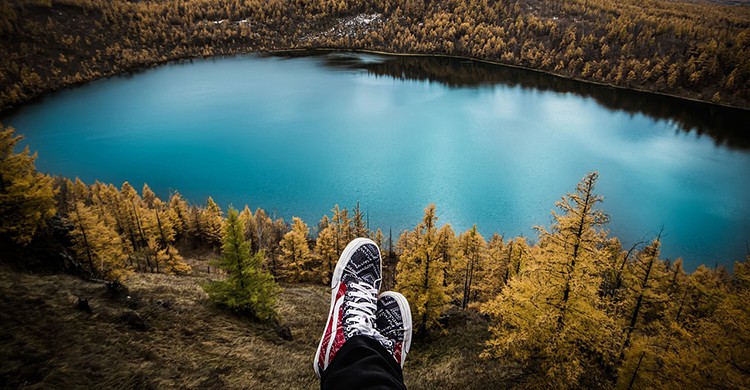 Pies sobre el fondo de un lago azul