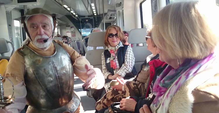 Un actor anima el viaje en el Tren de Cervantes