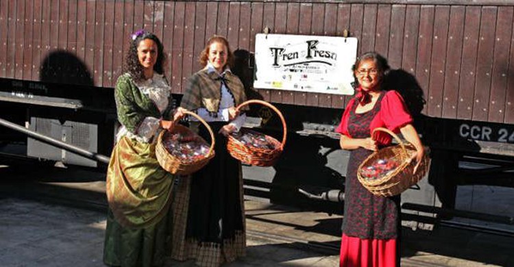 Azafatas vestidas con traje de la época en el Tren de la fresa