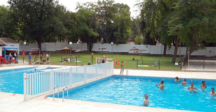 Piscina de Campo Escolar en Toledo (Fuente: patronatodeportivotoledo.com)