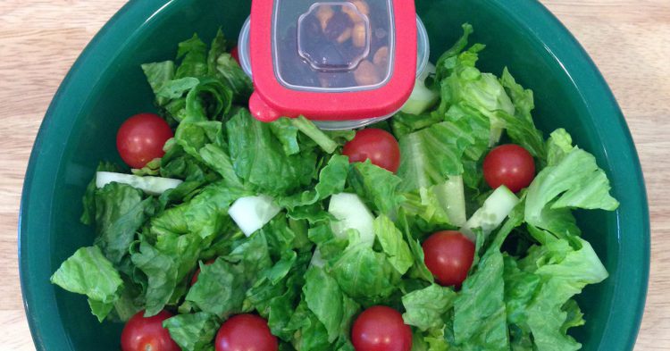 Prepárate una ensalada ligera como aperitivo para tu próximo viaje (Fuente: Wellnesswildflower / Flickr)