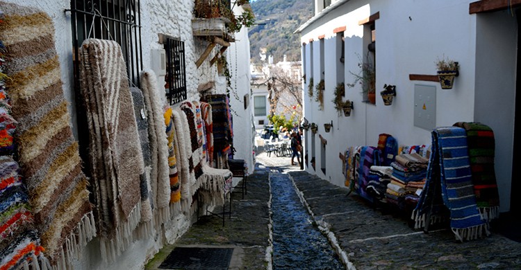 Tiendas artesanales en una calle típica de Pampaneira