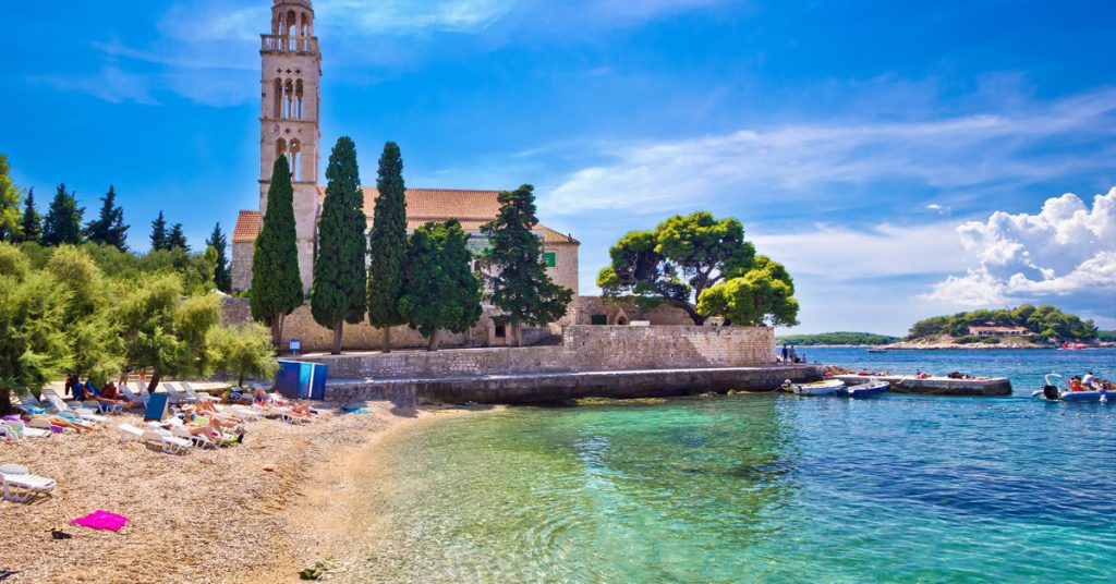 imagen playa Hvar Croacia iglesia de piedra