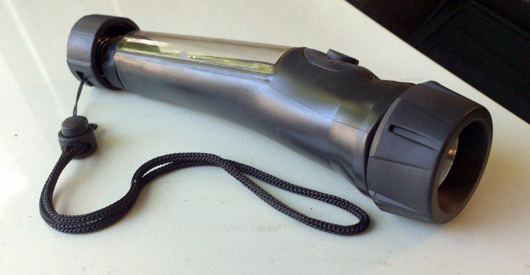 Evita que tu linterna se quede sin pilas cargándola con luz solar (Fuente: Walfer X / Flickr)