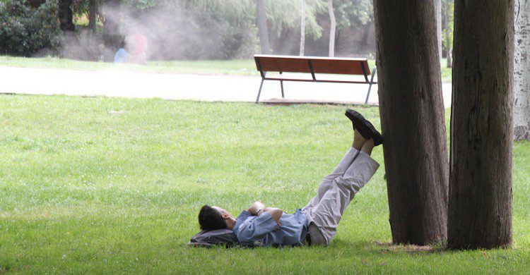 Disfruta de una siesta en el Retiro de Madrid (Fuente: Kerolic / Flickr)